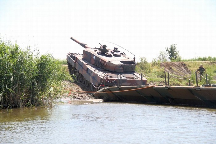 Huấn luyện sẵn sàng cơ động của công binh Lục quân Hy Lạp trên sông Evros.